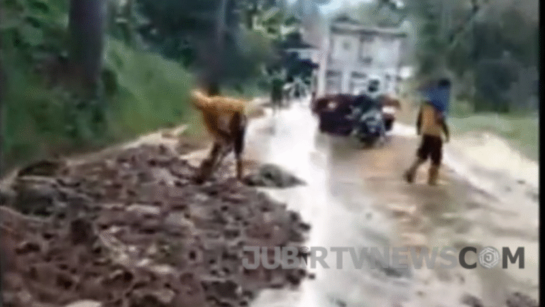 Longsor Tutupi Jalan Nyalindung–Sagaranten Sukabumi, Petugas Lakukan Buka-Tutup Jalur