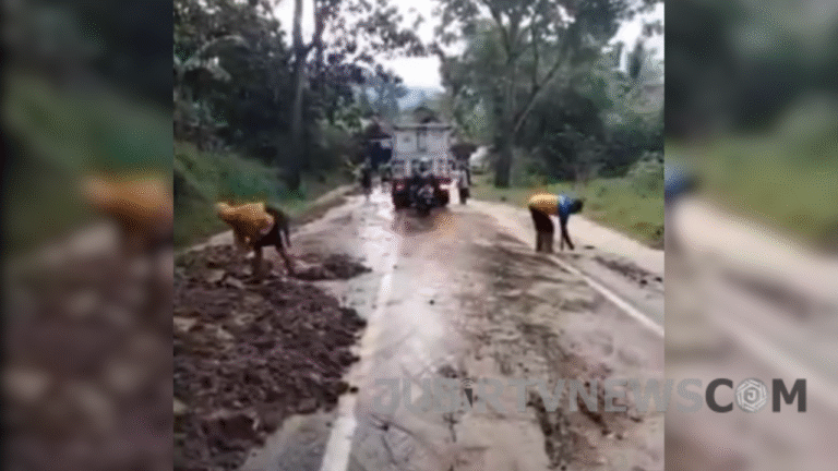 Dinas PU Kabupaten Sukabumi Bersama P2BK Nyalindung Kerahkan Tim Bersihkan Material Longsor di Jalur Nyalindung–Sagaranten