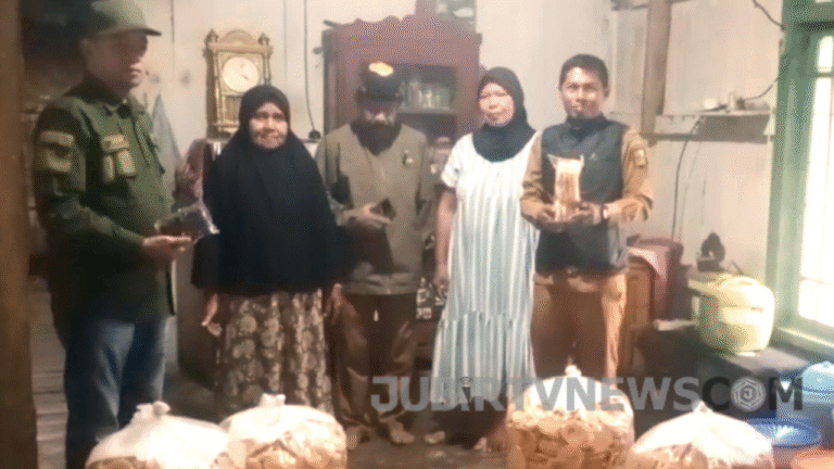 Dorong Inovasi dan Ekspansi Pasar, Camat Jampangkulon Tinjau UMKM Opak Jampang