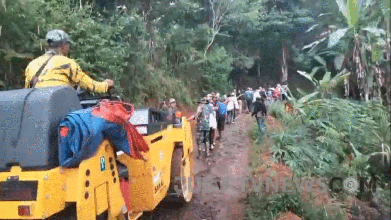 Ratusan Warga Gotong Royong Dorong Alat Berat, Demi Perbaikan Jalan di  Bojongjengkol Sukabumi