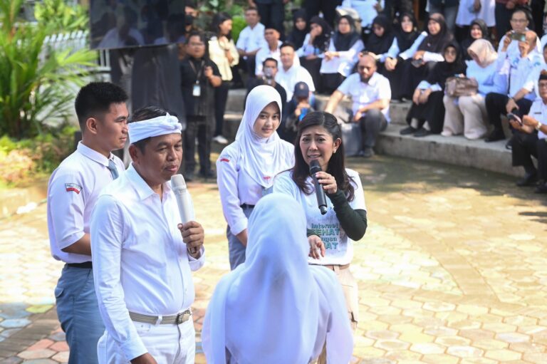 Lindungi Anak dari Bahaya Dunia Digital, Menkomdigi dan Dedi Mulyadi Sosialisasikan PP Tunas di Jabar