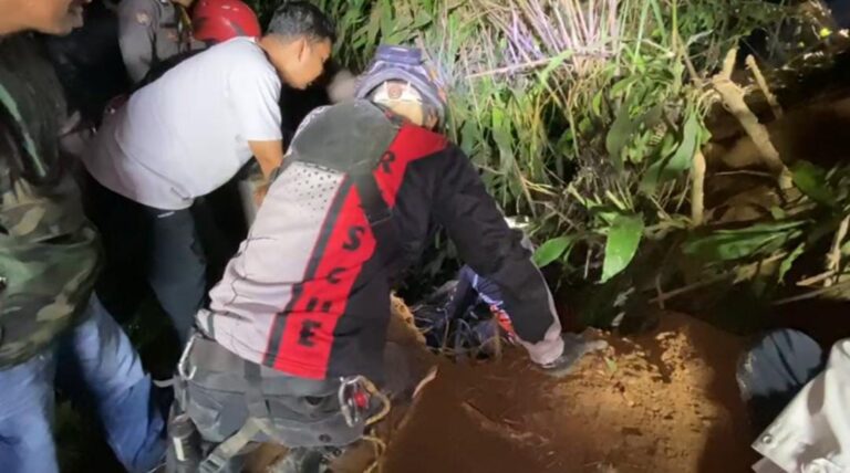 Diduga Rem Blong, Motor Terjun ke Sungai di Ciambar Sukabumi: 1 Tewas, 1 Luka