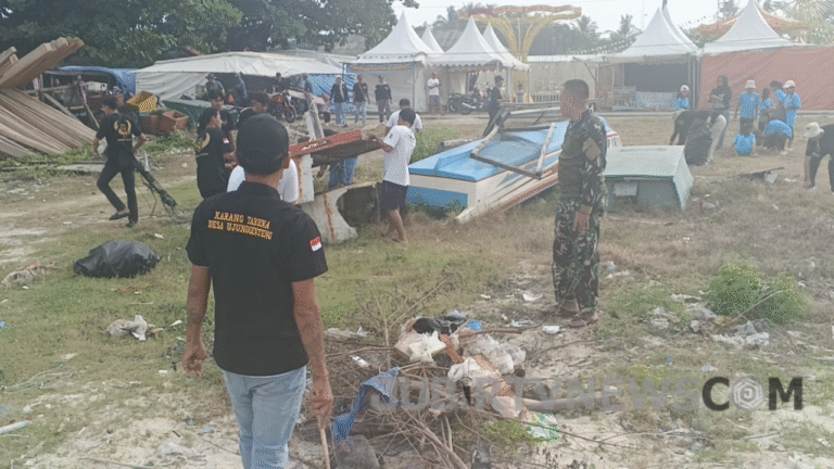 Peringati Hari Nelayan Ujunggenteng  ke-59, Warga hingga Aparat Gelar Aksi Bersih-Bersih Pantai