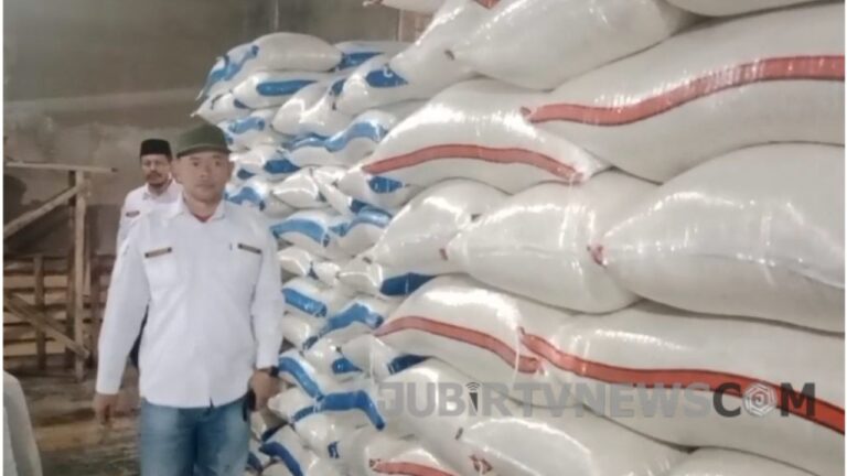 Pastikan Stok Aman Jelang Kemarau, Camat Jampangkulon Tinjau Gudang Beras