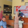 Petugas medis dari Polres Sukabumi dan Puskesmas Simpenan memberikan layanan kesehatan gratis kepada warga