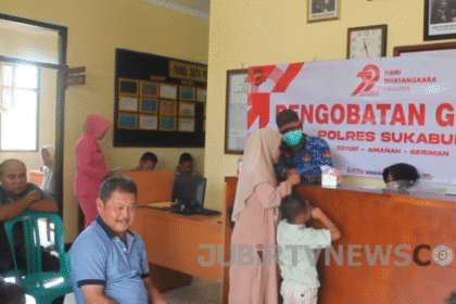 Petugas medis dari Polres Sukabumi dan Puskesmas Simpenan memberikan layanan kesehatan gratis kepada warga