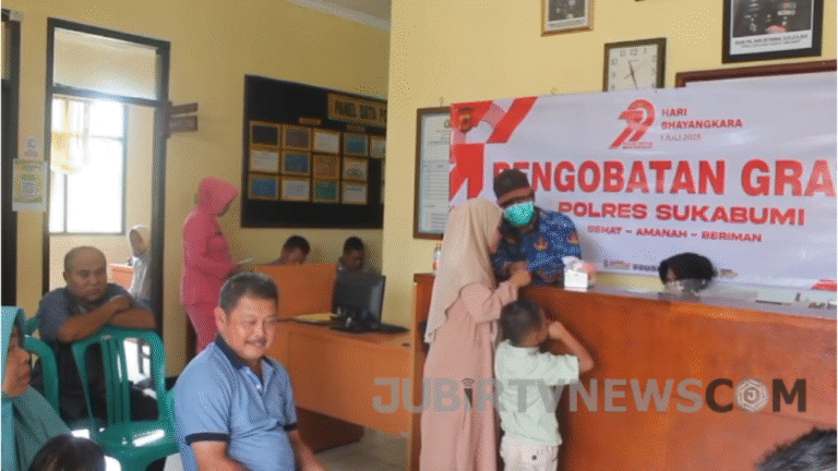Petugas medis dari Polres Sukabumi dan Puskesmas Simpenan memberikan layanan kesehatan gratis kepada warga