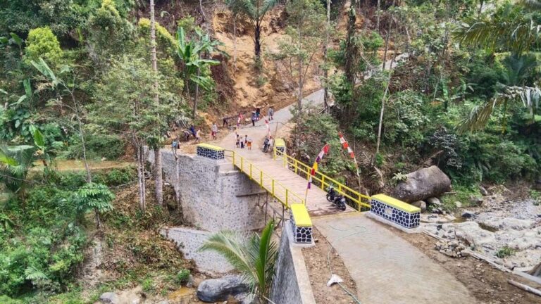 Menunggu dari Sebelum Indonesia Merdeka, Kampung di Desa Sirnarasa Sukabumi Kini Bisa Dilalui Mobil