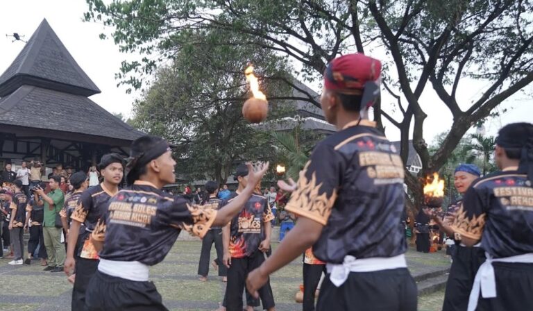 Ribuan Pesilat Mainkan Bola Leungeun Seuneu Sukabumi di TMII, Pecahkan Rekor MURI
