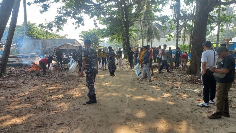 Pantai Ujunggenteng Dibersihkan Massal, Warga dan Aparat Kompak Jaga Lingkungan