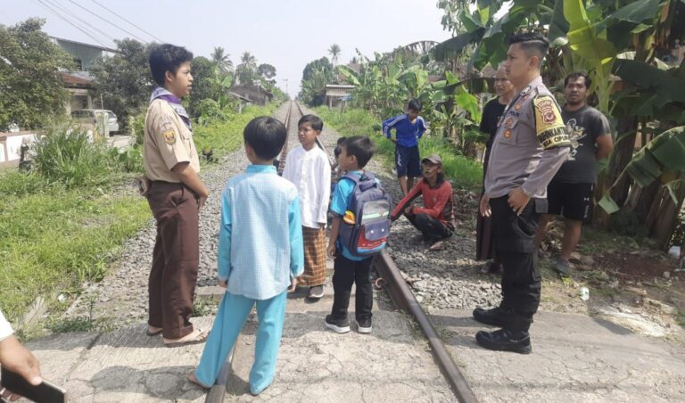 2 Pelajar Sukabumi Terserempet KA Siliwangi usai Motor Mogok di Rel Kereta Tanpa Palang