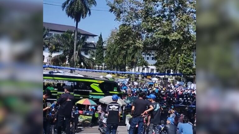 Ribuan Pekerja Pariwisata Geruduk Gedung Sate, Tuntut Dedi Mulyadi Cabut Larangan Study Tour