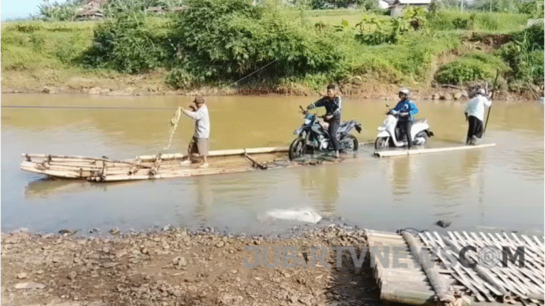 Jembatan Ambruk, Warga Terpaksa Gunakan Rakit untuk Menyeberangi Sungai Cikaso Sukabumi
