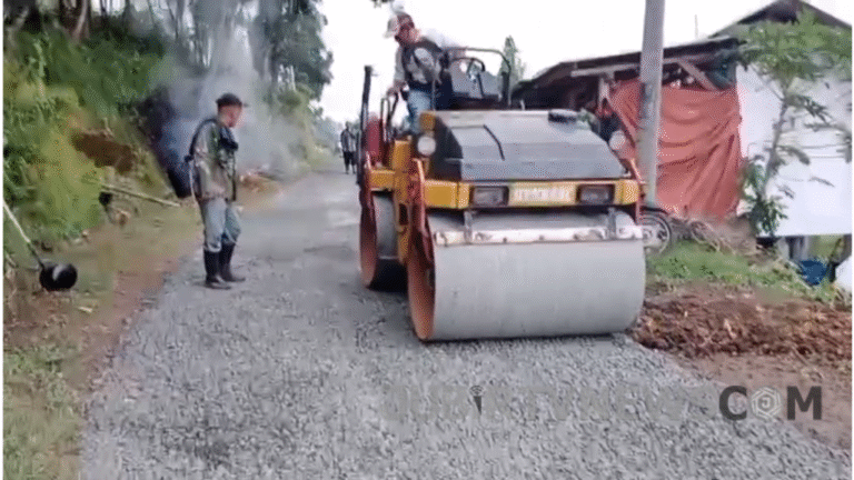 Tingkatkan Infrastruktur Desa, Camat Jampangkulon Sukabumi Tinjau Peningkatan Jalan Kandangluhur