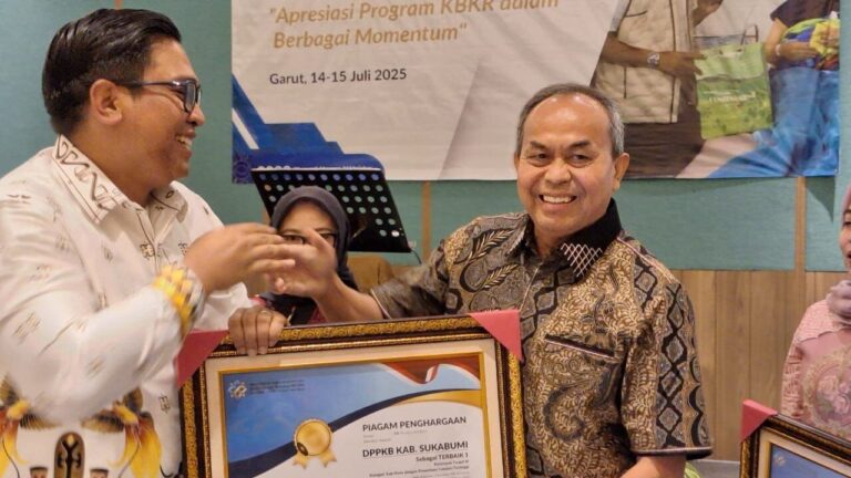 DPPKB Sukabumi Raih Penghargaan Terbaik I Pelayanan KB Serentak di Harganas 2025