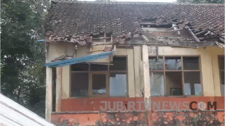 Atap Kelas Roboh Tidak Kunjung Diperbaiki, Siswi SDN Simpang Sukabumi Minta Tolong ke Dedi Mulyadi