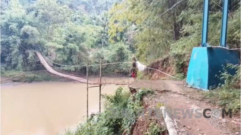 Jembatan Gantung Melengkung Ancam Keselamatan Warga dan Pelajar di Bojongjengkol Sukabumi