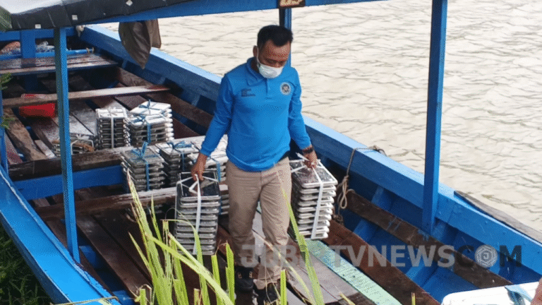 Terobos Derasnya Sungai Cikaso dengan Perahu, Petugas SPPG Antar MBG ke Pelosok Sukabumi