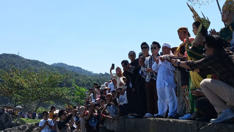 Harapan Mendalam Dibalik Perayaan Syukuran Hari Nelayan Cisolok ke-28 di Dermaga Rusak