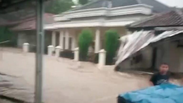 Sungai Cilangkob Meluap, Banjir Rendam Permukiman Warga di Cidolog Sukabumi