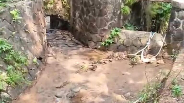 Saluran Somang Kering, Warga Kampung Cimenteng Sukabumi Hanya Bertahan Dua Hari dengan Bantuan Air