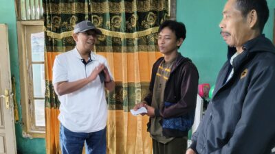 Tampil Sederhana, Anggota DPR RI Iman Adinugraha Kunjungi Keluarga Ojol Umar di Cikidang Sukabumi