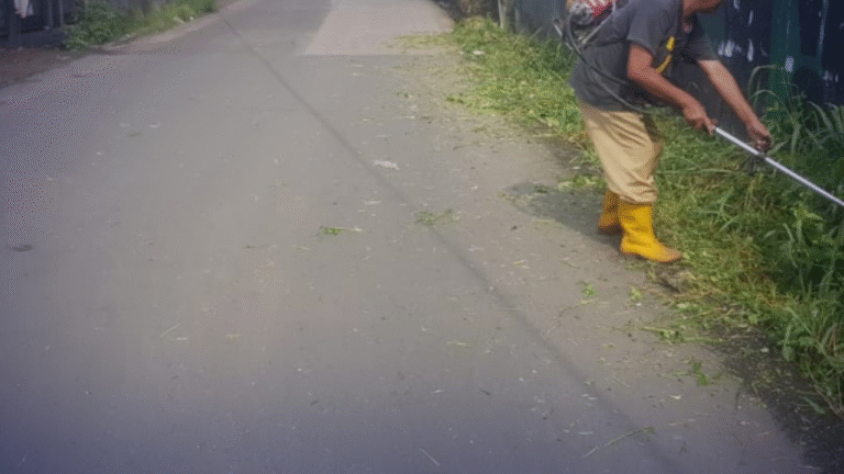 Babad Rumput di Ruas Cicurug–Cidahu, Dinas PU Sukabumi Lanjutkan Pemeliharaan Rutin