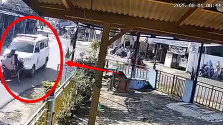 Detik-detik Ambulans Tabrak Motor di Sukabumi Terekam CCTV, Nenek dan Cucu Terpental