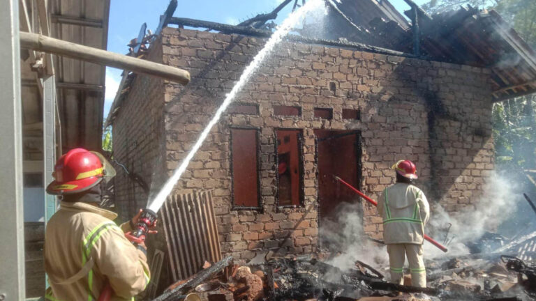 Ibu dan Anak Kehilangan Rumah akibat Kebakaran di Pasiripis Surade Sukabumi