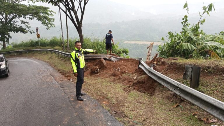 Kronologi Truk Muatan Pupuk Terjun ke Jurang Letter S Cikidang Sukabumi, Diduga Rem Blong