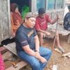 Ketua DPC Jampang Tandang Makangan (JTM) Kecamatan Lengkong, Suparman, bersama komunitas Motor Adventur Leutak, menyambangi kediaman sederhana Mak Komsiah. | Foto: Ist