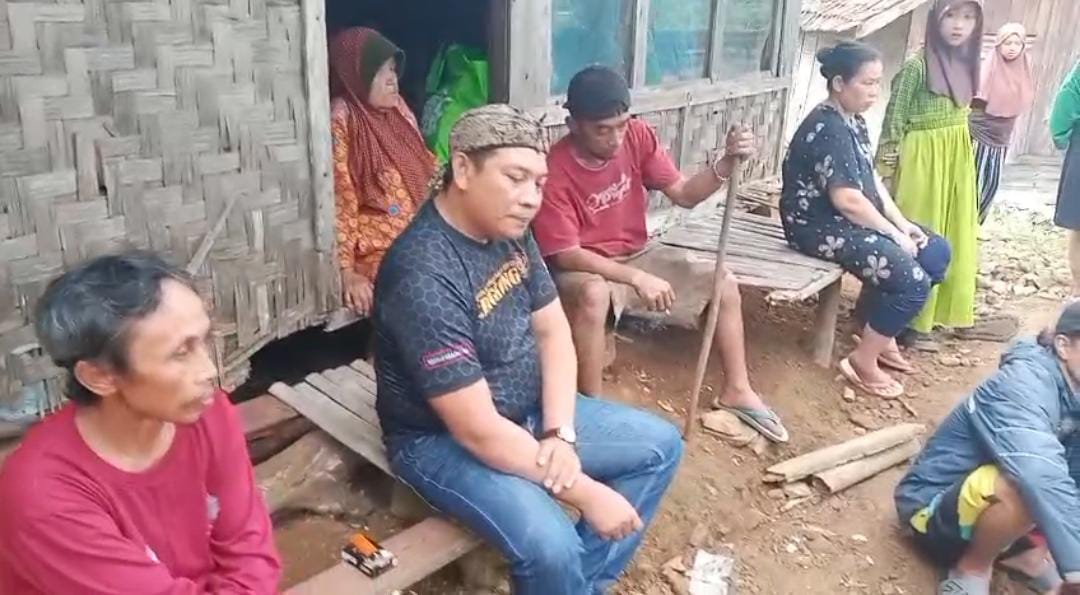 Ketua DPC Jampang Tandang Makangan (JTM) Kecamatan Lengkong, Suparman, bersama komunitas Motor Adventur Leutak, menyambangi kediaman sederhana Mak Komsiah. | Foto: Ist