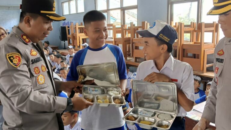 Riuh Gembira Siswa SMPN 1 Palabuhanratu Saat Perdana Terima Makan Bergizi Gratis