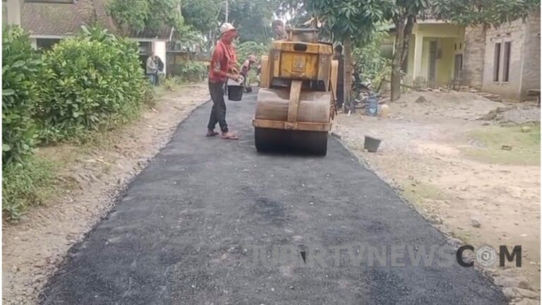 Video: Realisasikan Dana Desa Tahun 2025, Pemdes Karangmekar Aspal Jalan Pasirjati