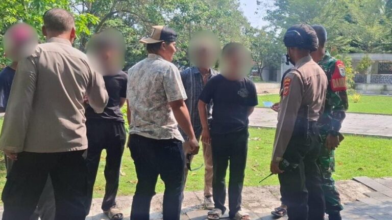 Remaja Bergerombol di depan DPRD Sukabumi Bawa Ban Bekas, Warga Resah: Takut Disusupi Aksi Rusuh