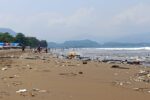 Potret sampah yang ada di Pantai RTH Citepus, 5 September 2025. | Foto: Ist
