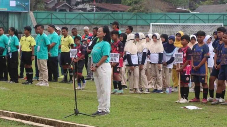 Esti Puji Lestari Hidupkan Sepak Bola Putri, Gelar Piala Putri Nusantara II di Tanah Kelahiran