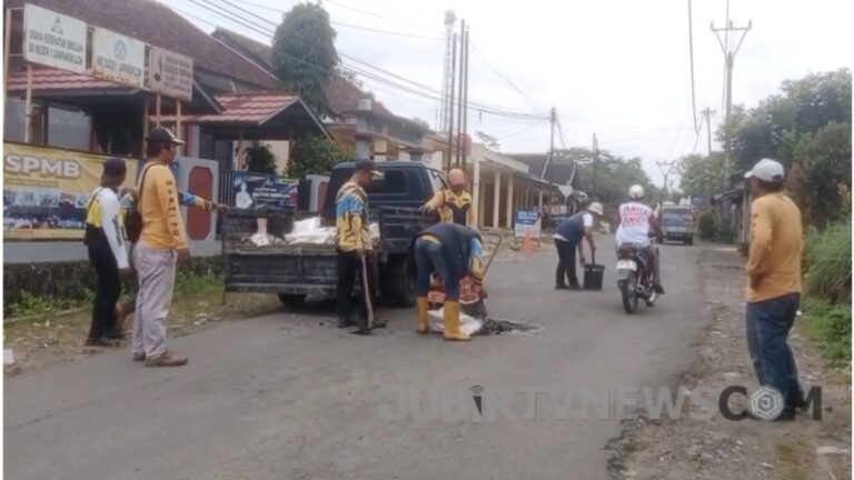 Video: Pemeliharaan Jalan Jampangkulon Sukabumi, UPTD PU Tutup Lubang Demi Keselamatan Pengguna