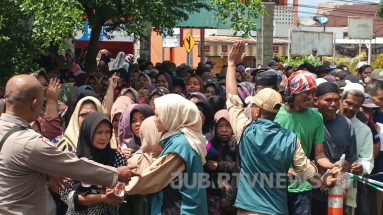 Video: 1.500 Paket Daging Kurban Disalurkan di Surade Sukabumi, Warga Antusias Mengantri Hingga Berdesakan
