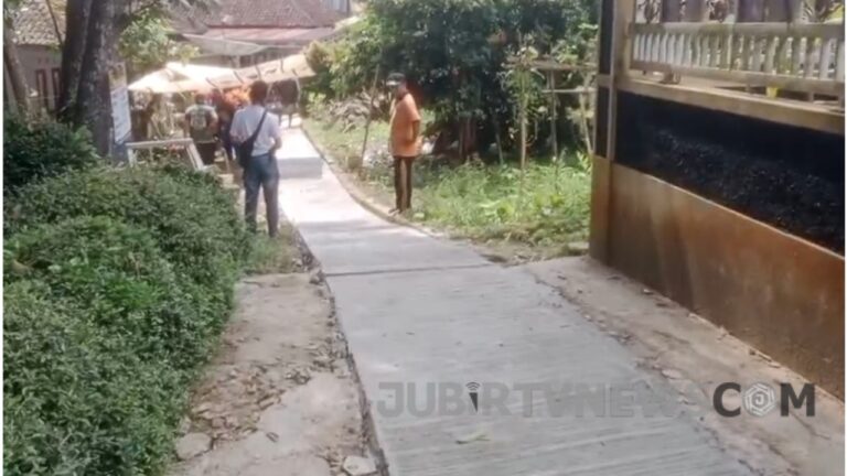 Video: Pembangunan Jalan Desa Ciparay Sukabumi, Ditinjau Langsung Camat Jampangkulon
