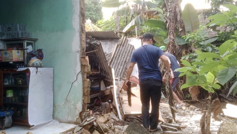 Rumah Kades Ciparay Ambruk Usai Salat Jumat, Diduga Akibat Bangunan Rapuh