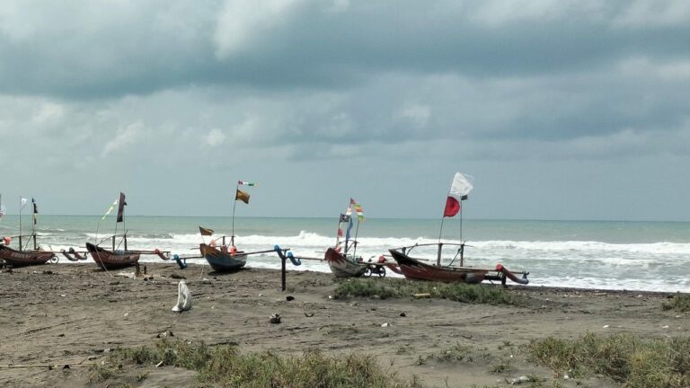 Nelayan Tegalbuleud Diduga Terseret Ombak Saat Menjala, Tim Gabungan Lakukan Pencarian