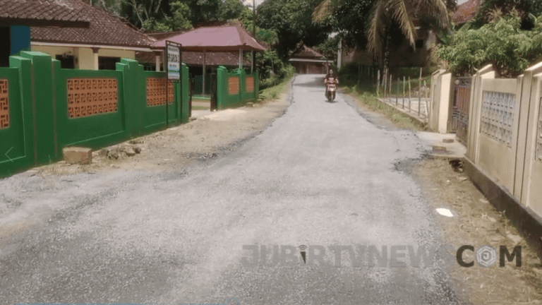 Video: Akses Jalan di Desa Ciparay Diperbaiki, Aktivitas Warga Kini Lebih Mudah