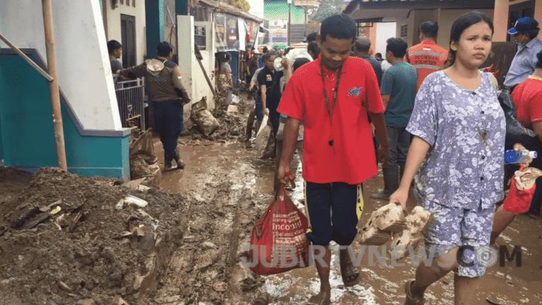 Video: Kades Ungkap Kronologi Banjir di Desa Cikahuripan Sukabumi