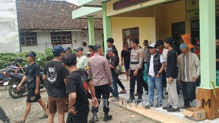 Video: Geruduk Kantor Desa! Warga Bojongsari Sukabumi Tuntut Oknum Perangkat Bertanggung Jawab