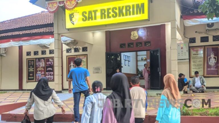 Ibu-Ibu di Sukabumi Geruduk Polres, Lapor Penggiat Medsos yang Ngaku Wartawan Usai Viralkan Anak Mereka