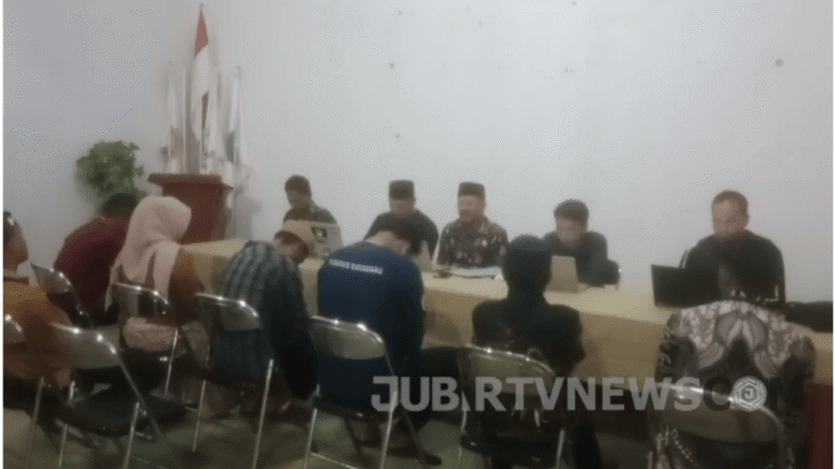 Video: Pemcam Jampangkulon Evaluasi Pengelolaan Keuangan dan Administrasi Desa Cikarang Sukabumi
