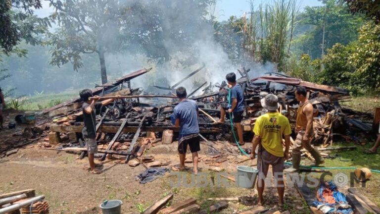 Rumah di Desa Mekarsari Ciracap Terbakar saat Ditinggal Penghuninya, Diduga Akibat Korsleting Listrik