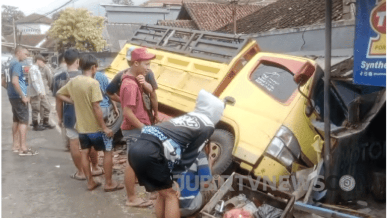 Video: Truk Bermuatan Genteng Tabrak Rumah Warga di Jampangkulon Sukabumi, Dua Motor Tertimbun Reruntuhan