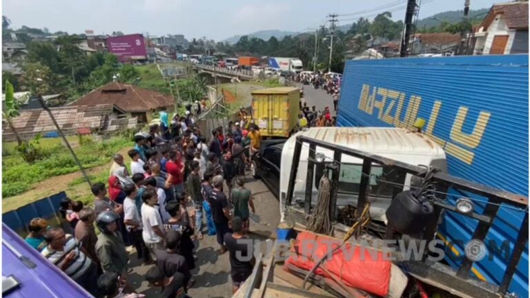 Video: Rem Truk Triler Blong, Enam Kendaraan Tabrakan Beruntun di Cibadak Sukabumi